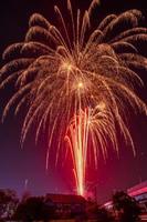 fuochi d'artificio al di sopra di il tempio nel il buio cielo foto