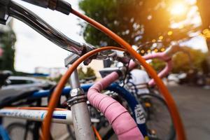 bicicletta vicino su su il strada foto