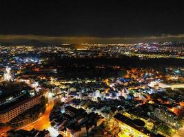 illuminato notte Visualizza di da lat città, Vietnam un' travolgente Schermo di città luci contro il buio stellato cielo foto