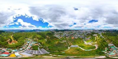 360 panorama di panoramico prenn passaggio nel da lat città, Vietnam un' mozzafiato Visualizza di paesaggio urbano, blu cielo, e maestoso montagne su il orizzonte foto