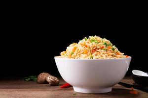 ciotola di immediato tagliatelle o pasta. delizioso caldo la minestra. tailandese, Cinese, e giapponese cibo disposte su tavolo isolato su nero sfondo. foto