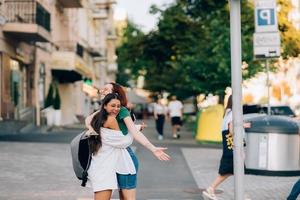 contento incontro di Due amici abbracciare nel il strada foto