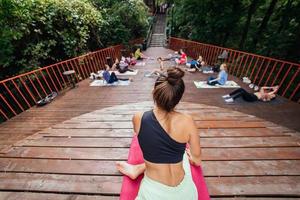 gruppo di giovane sportivo persone praticante yoga lezione con istruttore, foto