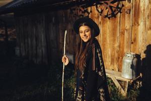 bellissimo giovane ragazza nel un' rustico stile nel il campagna su un' azienda agricola foto