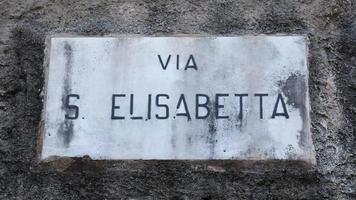 veneziano strada cartello su il vecchio parete nel bergamo, Italia. strada scena. foto
