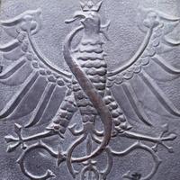 vicino su frammento di medievale metallo porte con aquila e serpente, Polonia. parte di antico vecchio porta foto