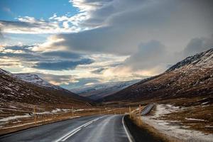 strada innevata in Islanda foto