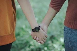 uomo e donna che si tengono per mano foto