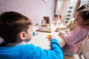 madre e bambini decorazione arte con luccichio arredamento. foto