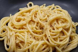 spaghetti cacio e Pepe isolato su bianca sfondo. foto