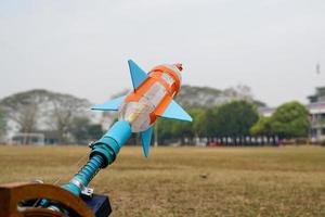 acqua razzo su lanciare pad. esso è un attività quello promuove scienza conoscenza e abilità per bambini. bambini avere pensiero abilità, risoluzione dei problemi, creatività, felicità, e divertimento. foto