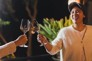 contento sorridente donna mano clic bicchieri di vino celebrazione concetto. foto