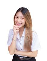 asiatico ritratto di un adulto tailandese alunno nel Università alunno uniforme. giovane asiatico bellissimo ragazza in piedi con fiducia isolato su bianca sfondo. foto