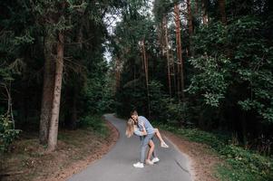 il tipo inclinata il ragazza nel il danza e essi ridere foto