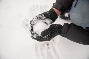 fabbricazione palle di neve con guanti foto