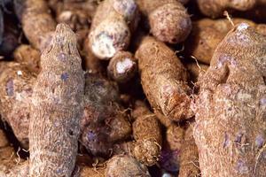 pila di viola patate dolci su un' mercato stalla foto