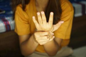 asiatico donne soffrire a partire dal muscolo debolezza a partire dal superlavoro. foto