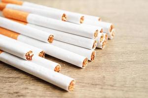 sigaretta, tabacco in rotolo in carta con tubo filtro, concetto non fumatori. foto