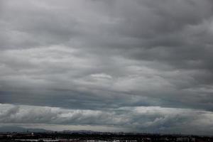 buio blu nube con bianca leggero cielo sfondo e città leggero mezzanotte sera tempo foto