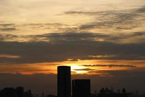 buio blu nube con bianca leggero tramonto cielo sfondo e città leggero mezzanotte sera tempo foto