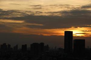 buio blu nube con bianca leggero tramonto cielo sfondo e città leggero mezzanotte sera tempo foto