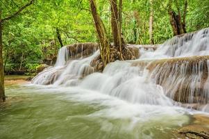 paesaggio di huai mae khamin cascata srinakarin nazionale parco a kanchanaburi thailand.huai mae khamin cascata sesto pavimento dong phi citare in giudizio foto