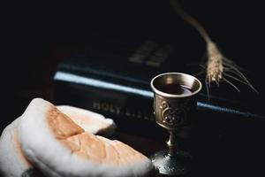 concetto di Eucaristia o santo comunione di cristianesimo. Eucaristia è sacramento istituito di Gesù. durante ultimo cena con discepoli. pane e vino è corpo e sangue di Gesù Cristo di cristiani. foto