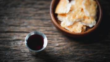 concetto di Eucaristia o santo comunione di cristianesimo. Eucaristia è sacramento istituito di Gesù. durante ultimo cena con discepoli. pane e vino è corpo e sangue di Gesù Cristo di cristiani. foto