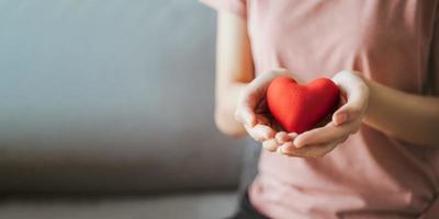 donna con cuore rosso, amore, assicurazione sanitaria, donazione, felice volontario di beneficenza, giornata mondiale della salute mentale, giornata mondiale del cuore, san valentino foto