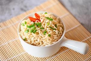 tagliatelle ciotola con verdura primavera cipolla e chili su di legno tavolo cibo , immediato tagliatelle cucinando gustoso mangiare con ciotola - spaghetto la minestra foto