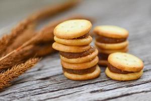 fatti in casa biscotti con marmellata ananas - biscotti biscotti su di legno per merenda cracker foto