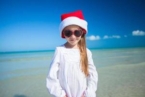 bellissimo poco ragazza su il spiaggia foto