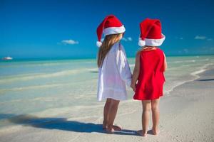 poco sorelle su il spiaggia foto