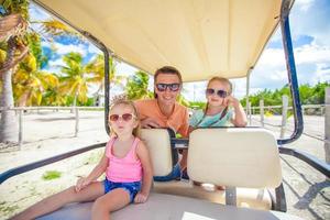 famiglia viaggio per il spiaggia foto