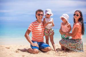 famiglia viaggio per il spiaggia foto