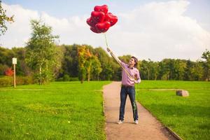 uomo Tenere cuore sagomato palloncini foto