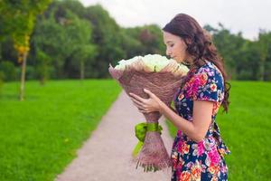 donna che tiene un mazzo di fiori foto