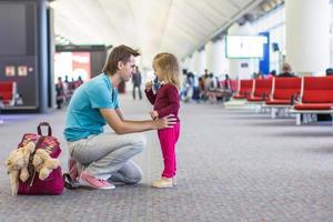 padre e figlia a il aeroporto foto