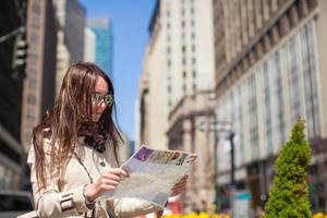 donna con carta geografica di il città foto