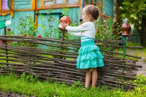 poco ragazza su il giardino foto