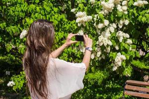 donna assunzione telefoni su il parco foto