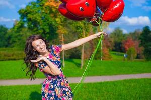 giovane donna con rosso cuore palloncini foto