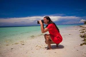 bellissimo brunetta donna su il spiaggia assunzione fotografie