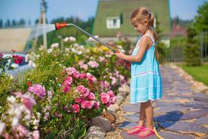 poco ragazza con bellissimo fiori foto