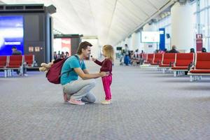 padre e figlia su il aeroporto foto