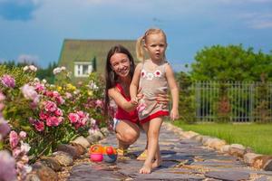 madre e figlia su il giardino foto