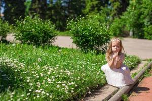 poco ragazza con bellissimo fiori foto