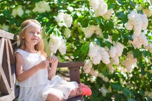 poco ragazza con bellissimo fiori foto