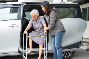 asiatico anziano donna paziente seduta su camminatore preparare ottenere per sua macchina, salutare forte medico concetto. foto