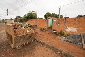 planaltina, goia, brasile, febbraio 18 2023 un' cassonetto raccolta detriti a partire dal un' casa quello era collasso foto